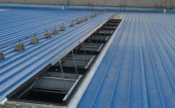 某城市大型商业综合体中庭达坂城排烟窗工程