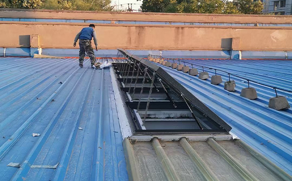 某区域性物流仓储中心达坂城排烟窗系统安装项目