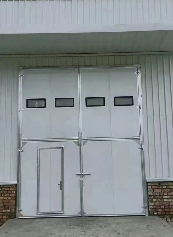 达坂城工业门在设备装配车间出入口的实施记录