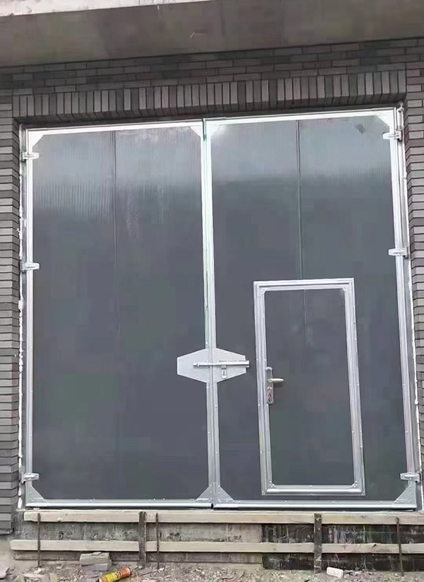 达坂城工业平开门在大型设备制造车间的应用实例